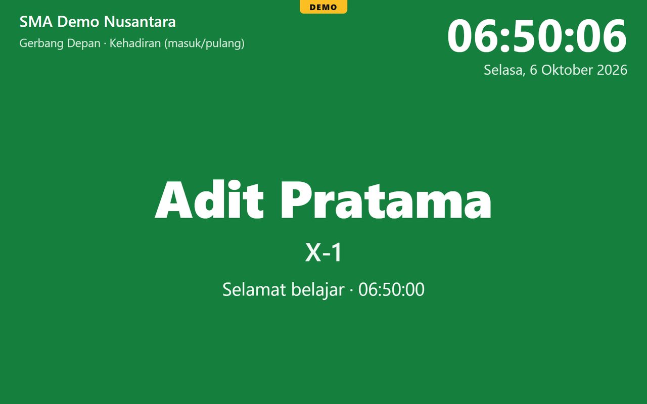 Layar presensi menampilkan nama dan kelas siswa setelah tap kartu (data contoh)